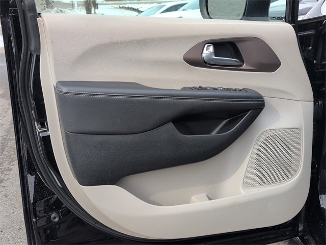 2024 Chrysler Voyager LX