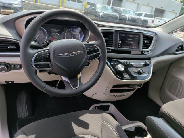 2024 Chrysler Voyager LX