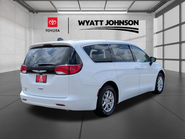 2024 Chrysler Voyager LX