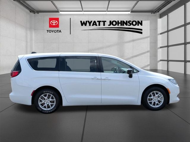 2024 Chrysler Voyager LX