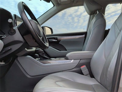 2023 Toyota Highlander Hybrid Platinum