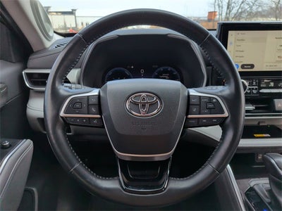 2023 Toyota Highlander Hybrid Platinum