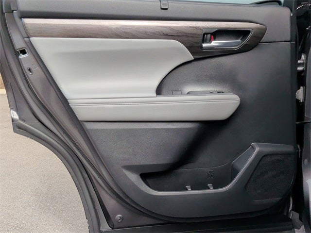 2023 Toyota Highlander Hybrid Platinum