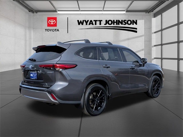 2023 Toyota Highlander Hybrid Platinum