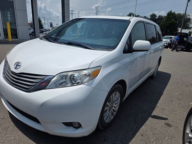 2013 Toyota Sienna XLE 8 Passenger
