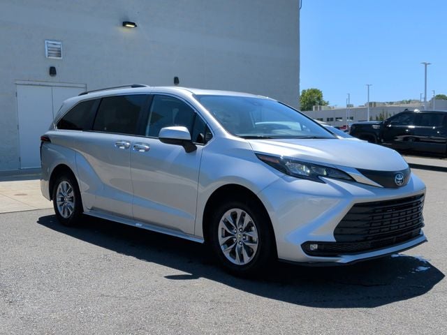 2025 Toyota Sienna XLE 8 Passenger