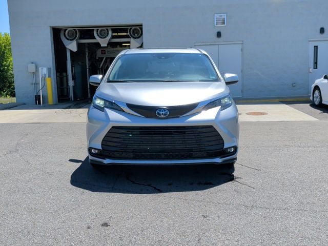2025 Toyota Sienna XLE 8 Passenger