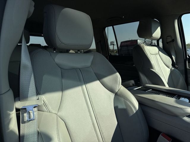 2023 Jeep Wagoneer Base