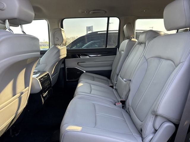 2023 Jeep Wagoneer Base