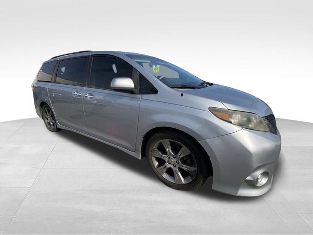 2014 Toyota Sienna SE 8 Passenger