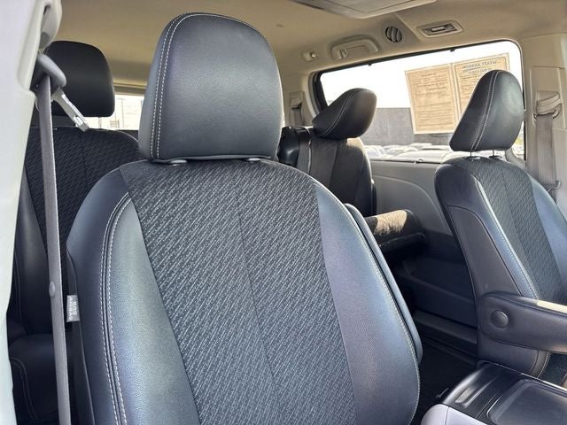 2014 Toyota Sienna SE 8 Passenger