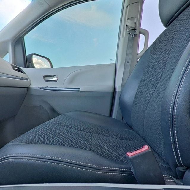 2014 Toyota Sienna SE 8 Passenger