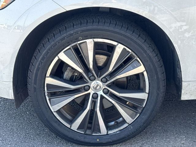 2022 Volvo XC60 B5 Momentum