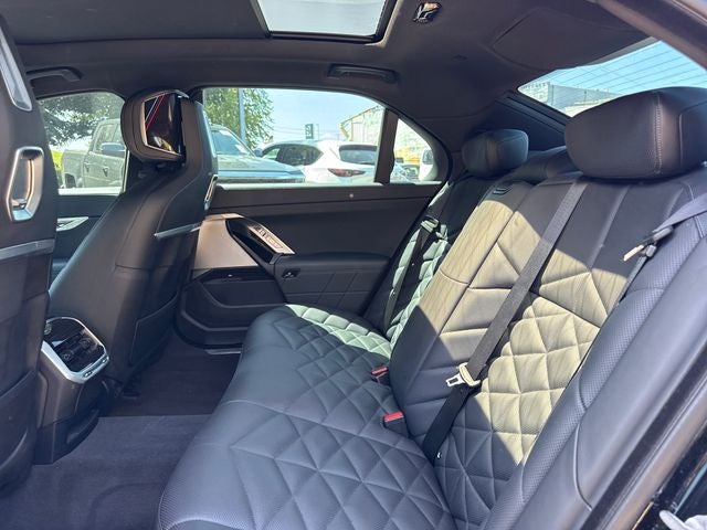 2023 BMW 7 Series 740i