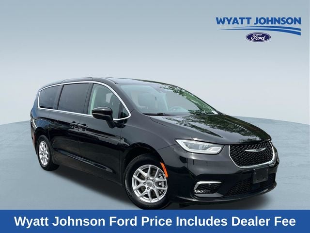 2023 Chrysler Pacifica Touring L's photo
